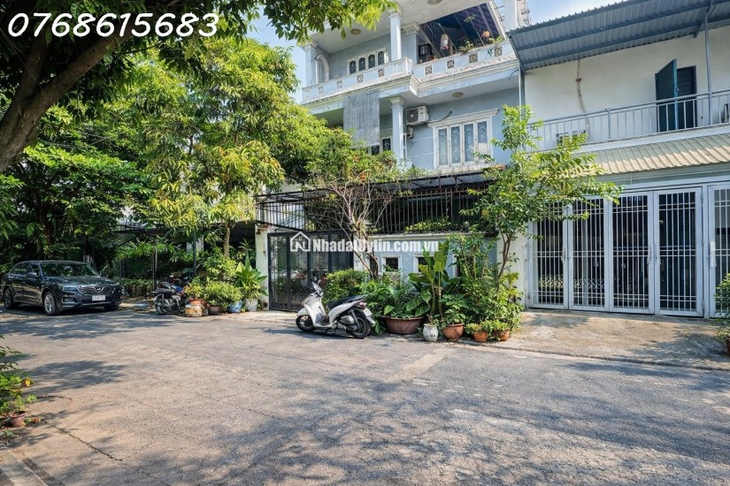 Bán biệt thự ven sông kề Gigamall Phạm Văn Đồng, Thủ Đức: 129m2, 3 tầng, 6PN, 16.5 tỷ - Sổ hồng, giá tốt, ở ngay!